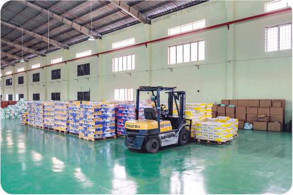xe nâng trong kho
